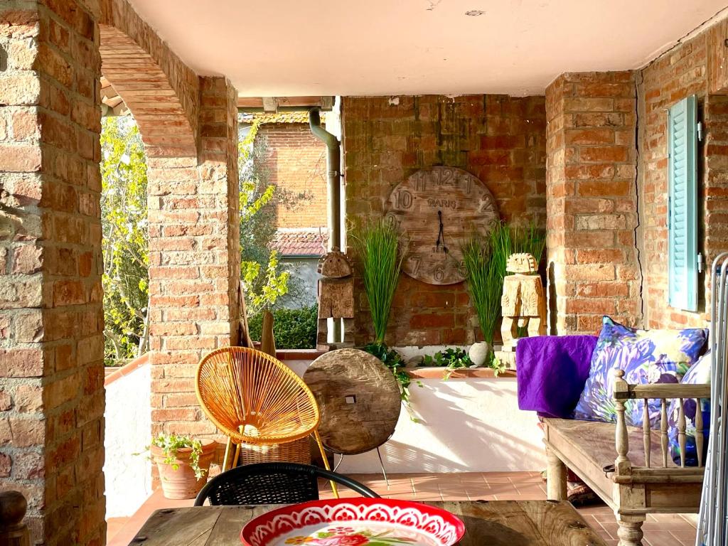 Część wypoczynkowa w obiekcie Magical villa, breathtaking views, large private garden and olive grove - in a cool village on the Umbria Tuscany Border