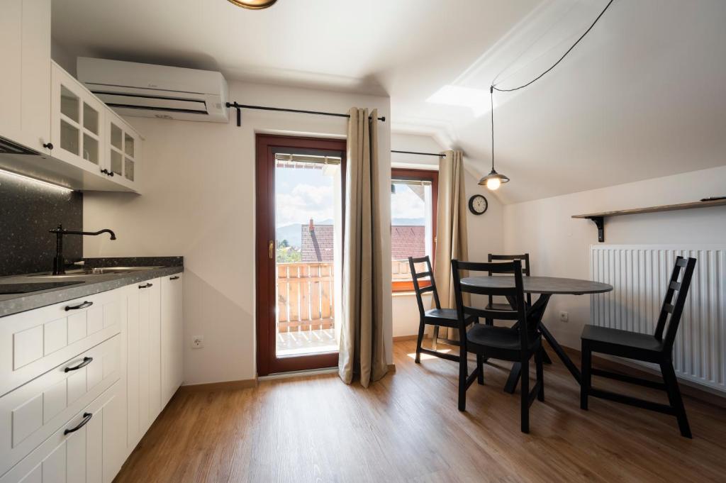 Kuchyň nebo kuchyňský kout v ubytování GrosAlp apartments