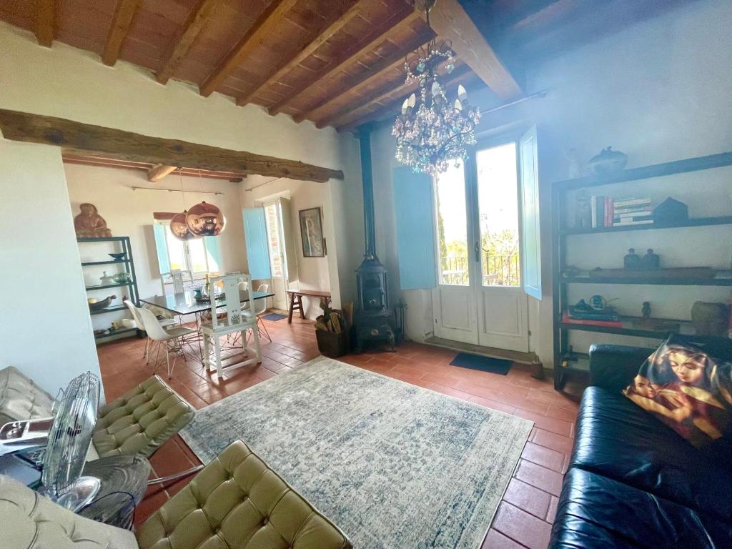 Część wypoczynkowa w obiekcie Magical villa, breathtaking views, large private garden and olive grove - in a cool village on the Umbria Tuscany Border