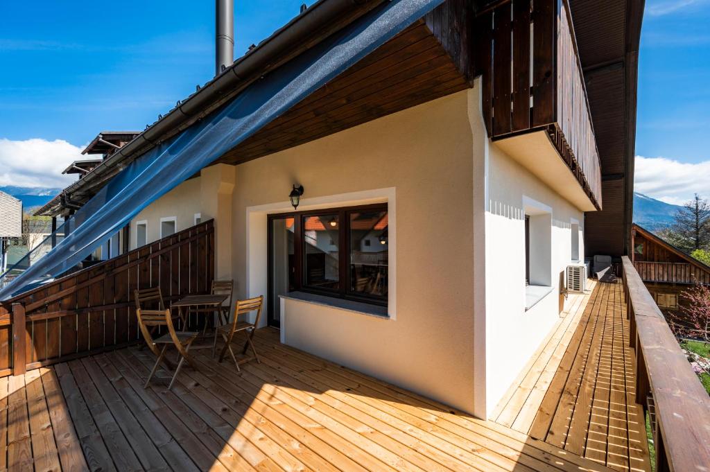 Balkón nebo terasa v ubytování GrosAlp apartments