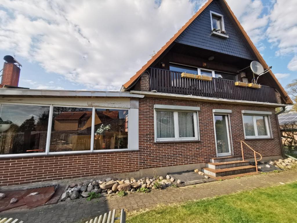 una casa de ladrillo con techo de gambrel en Ferienwohnung am Eschenberg, en Vinstedt