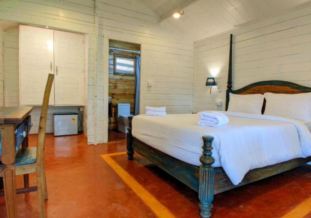 Postel nebo postele na pokoji v ubytování LOTUSfeet BEACH RESORT Morjim