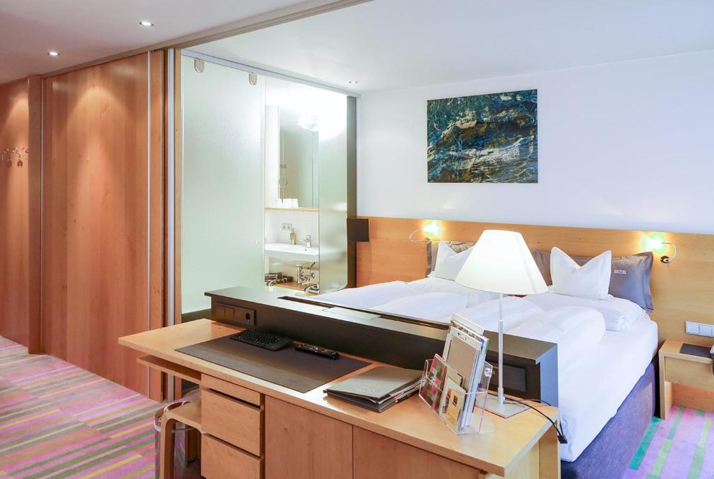 Postel nebo postele na pokoji v ubytování Quality Hosts Arlberg - Hotel ANTON