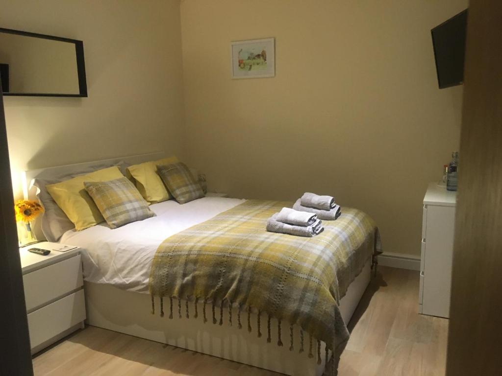 Llit o llits en una habitació de Private Entry Double bedroom with beautiful views!