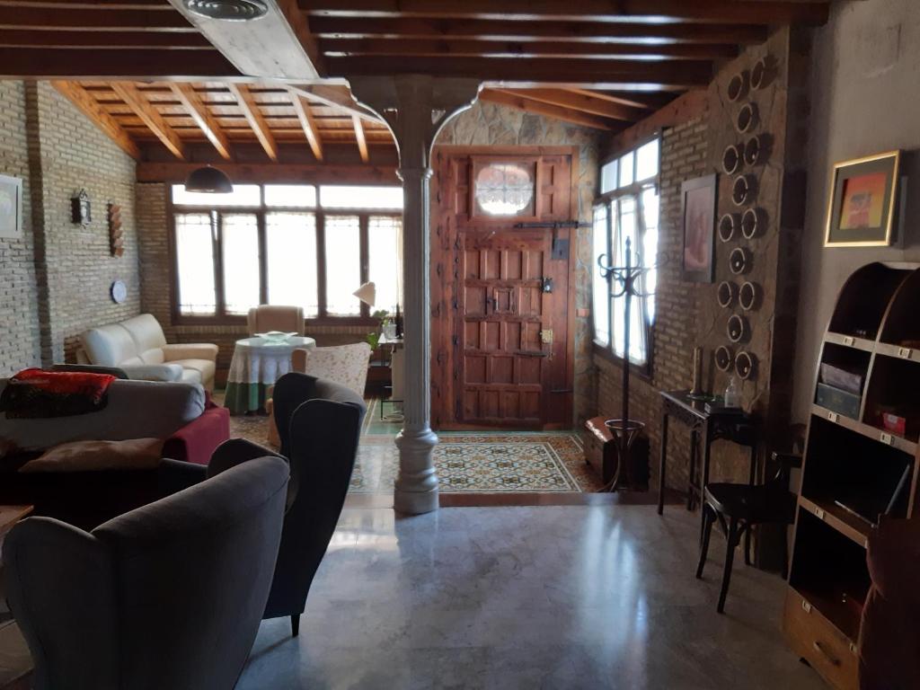 sala de estar con sofá y mesa en Casa Grande Zona Norte, en Jerez de la Frontera