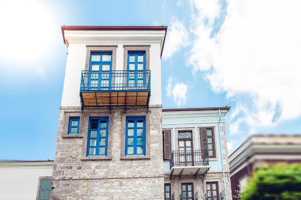 ein hohes Gebäude mit Balkon darüber in der Unterkunft Olea Leya in Ayvalık