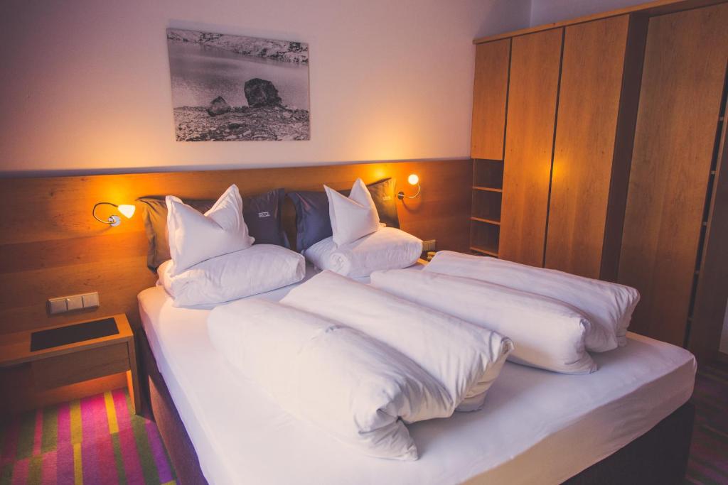 Postel nebo postele na pokoji v ubytování Quality Hosts Arlberg - Hotel ANTON