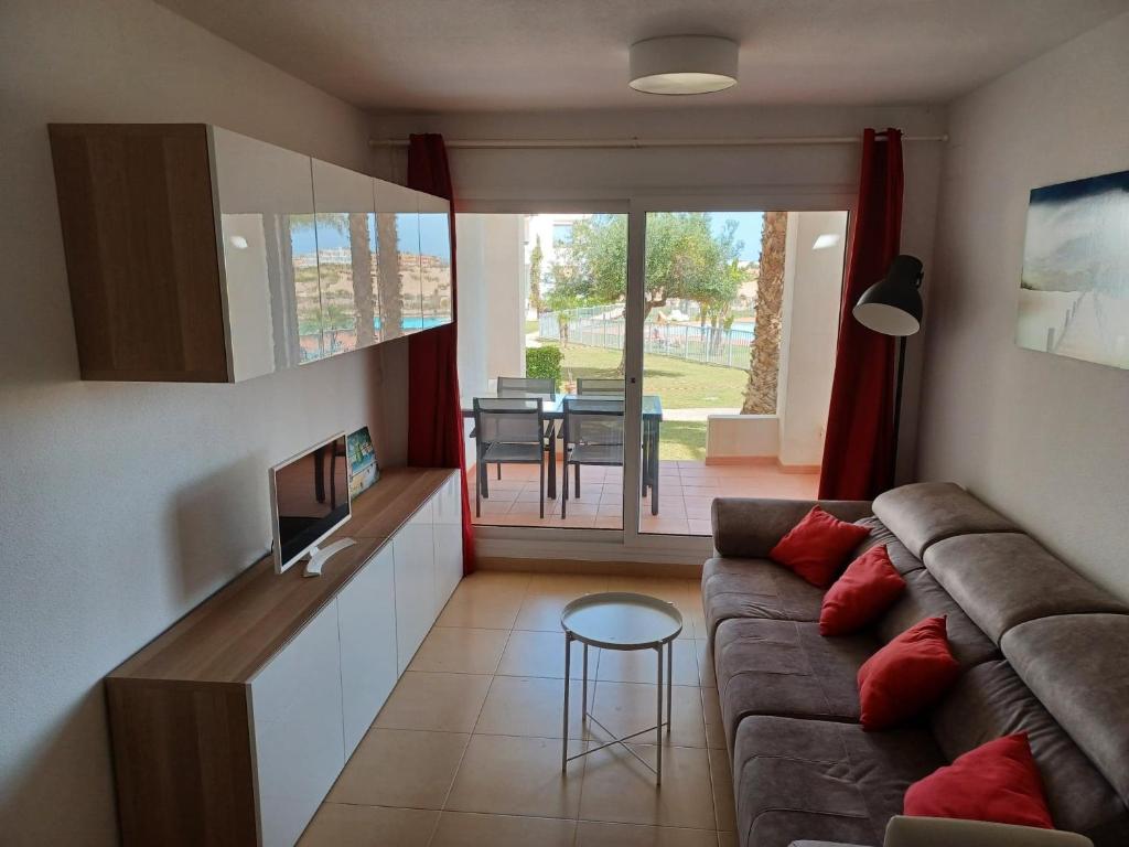 sala de estar con sofá y mesa en Casa fama en Murcia