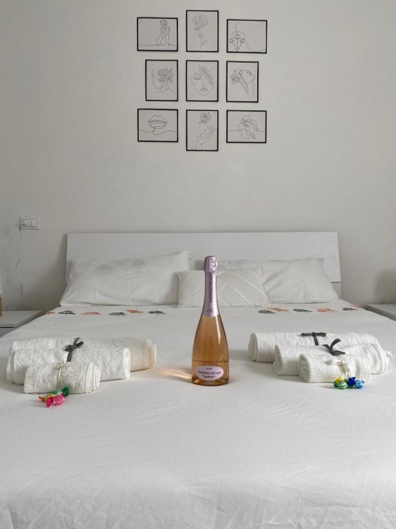 a bed with two towels and a bottle on it at THE CHIC HOLIDAY APARTMENT in Verona