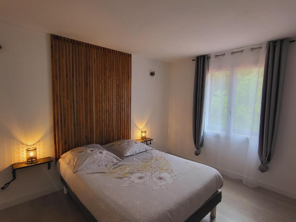 Een bed of bedden in een kamer bij Gîtes A Gravona