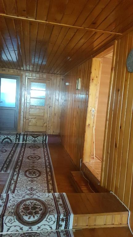 - Vistas interiores a una habitación de madera con alfombra en Cazare de vis, en 23 August