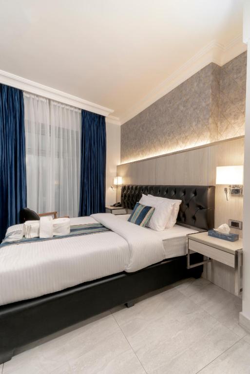 Posteľ alebo postele v izbe v ubytovaní Nishan Hotel