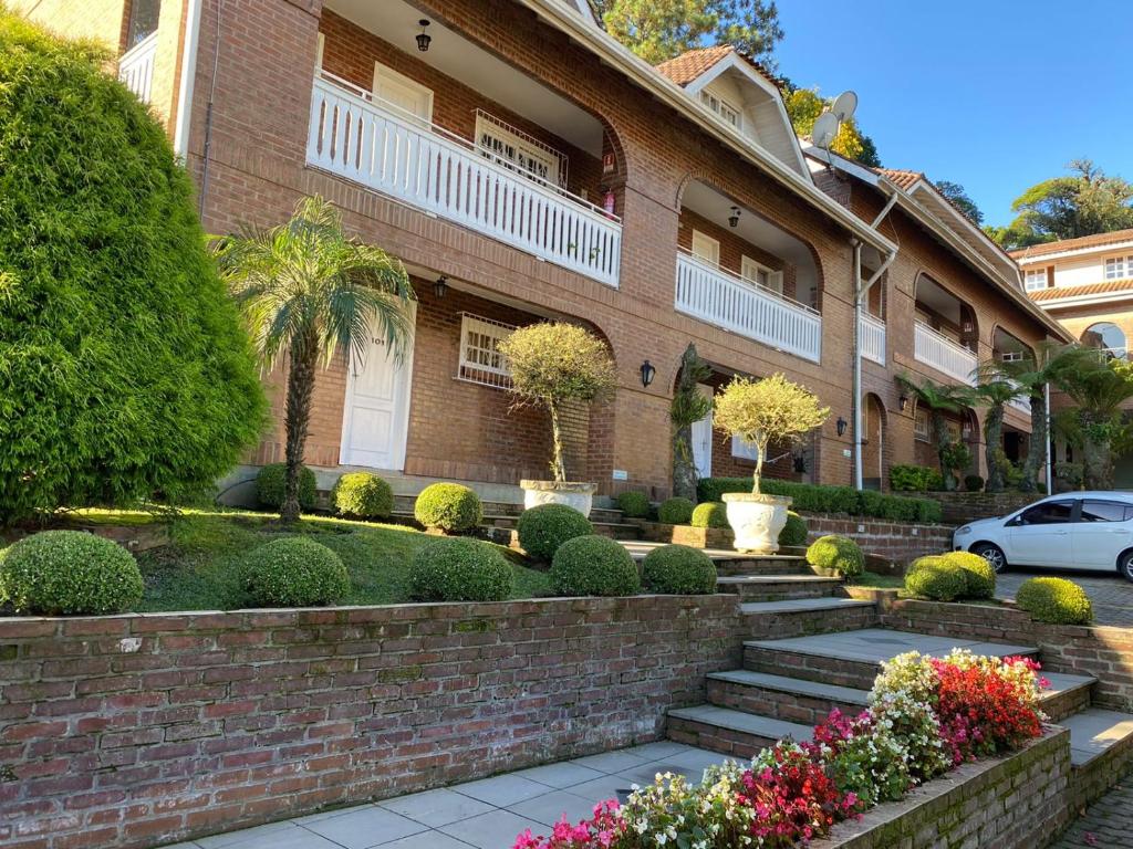 een huis met een stenen muur en een trap ervoor bij Apartamento Catedral Canela in Canela