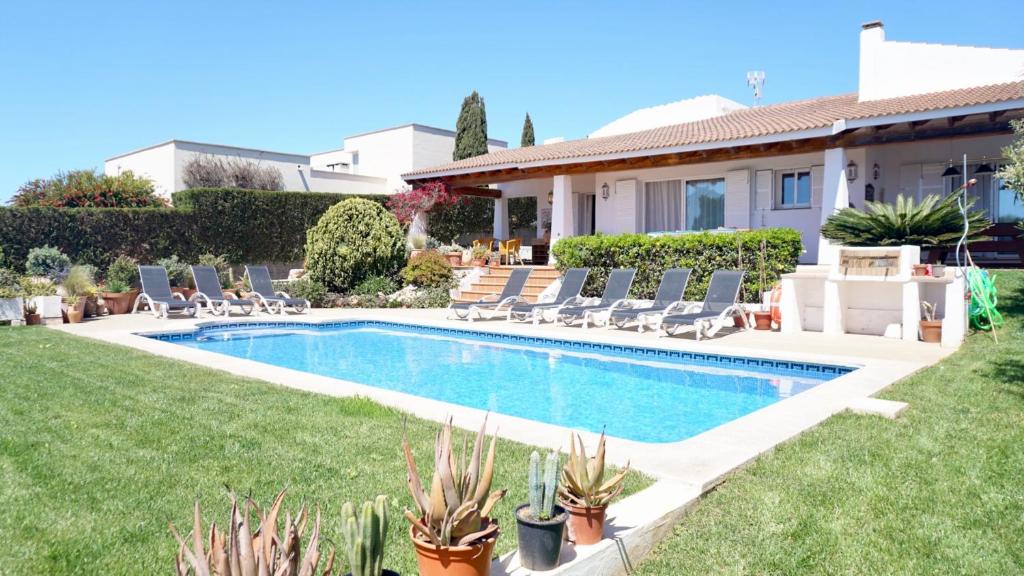 basen w ogrodzie domu w obiekcie VILLA BINISABEL NOU, CONFORT Y EXCLUSIVIDAD w mieście Sant Lluis