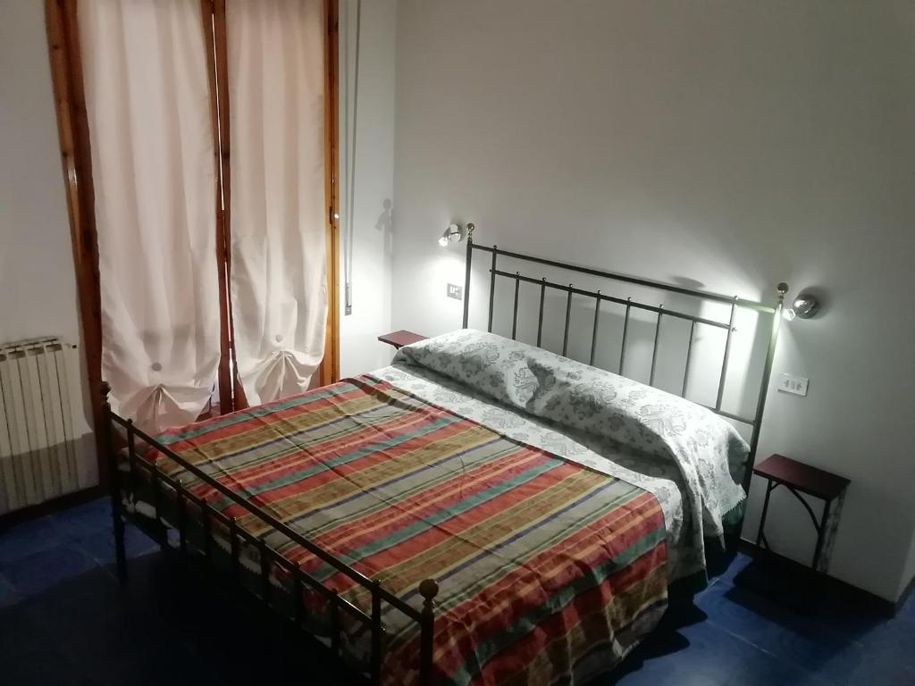 1 dormitorio con 1 cama en una habitación en Il mio piccolo angolo di mare en Viareggio