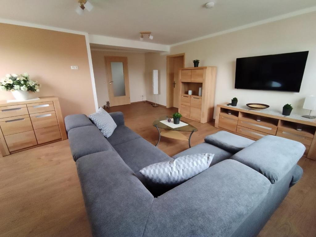 a living room with a couch and a flat screen tv at Ferienwohnung Kreuzgasse in Bad Frankenhausen