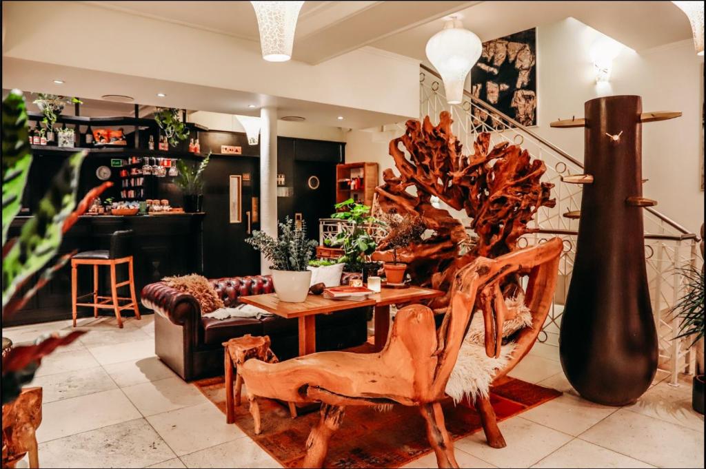 salon z drewnianym stołem i krzesłami w obiekcie Hotel Oslo Guldsmeden w Oslo