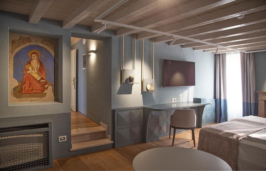 TV a/nebo společenská místnost v ubytování Relais Balcone di Giulietta