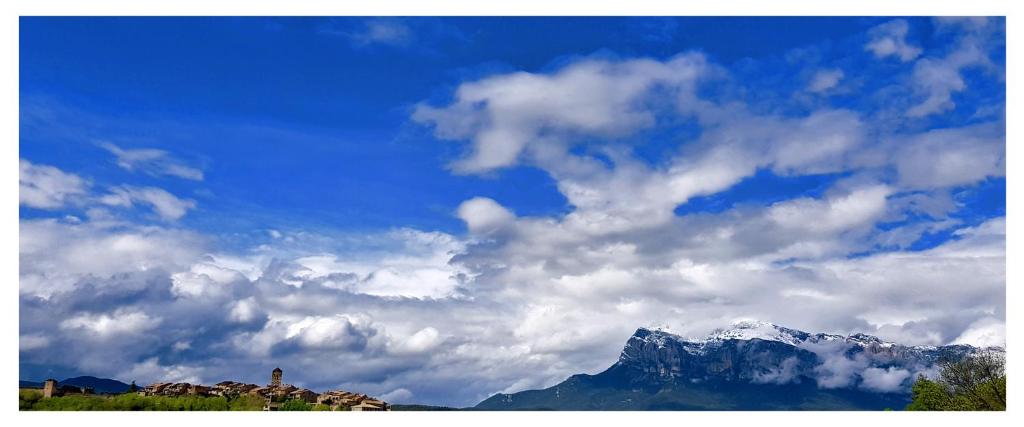 Un ciel nuageux avec une montagne en arrière-plan dans l'établissement APARTAMENTO HOLIDAYS IN AINSA, à Aínsa