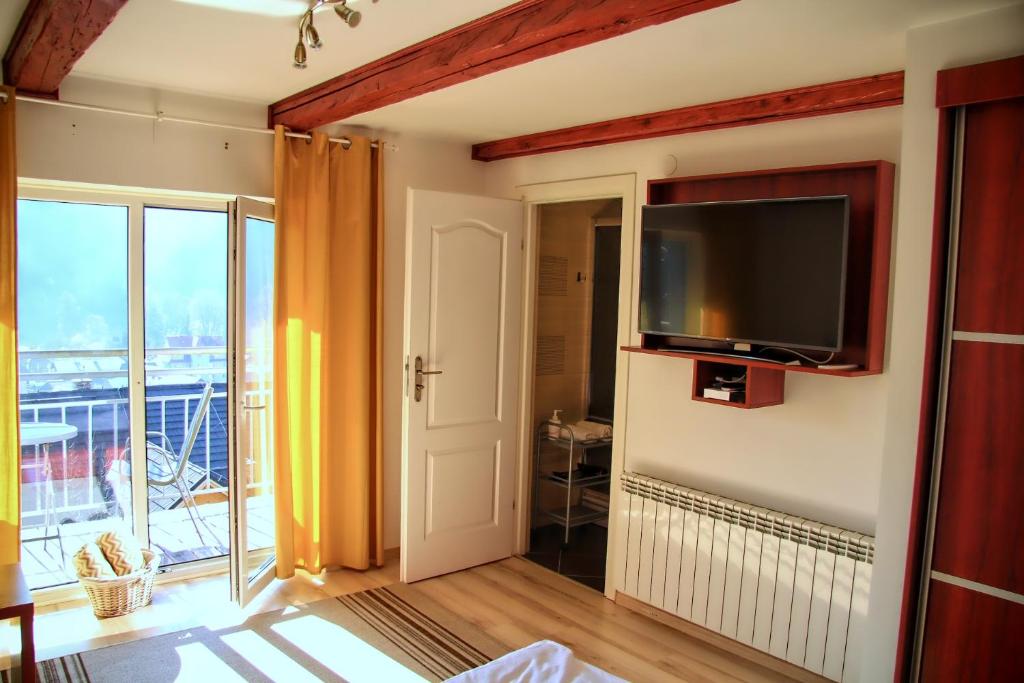 TV a/nebo společenská místnost v ubytování Kwiatowa6 Apartamenty Szczawnica