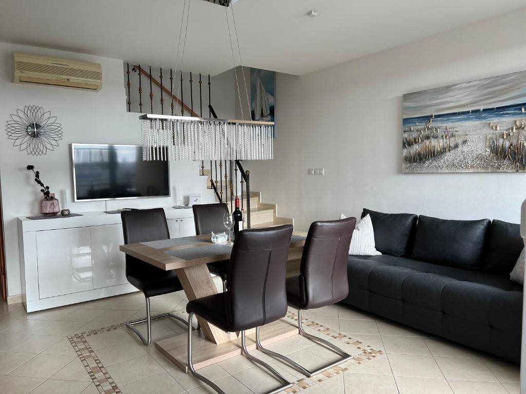 a living room with a couch and a table and chairs at Maj Premium Apartment 4 Sterne - neu renoviert in Poreč
