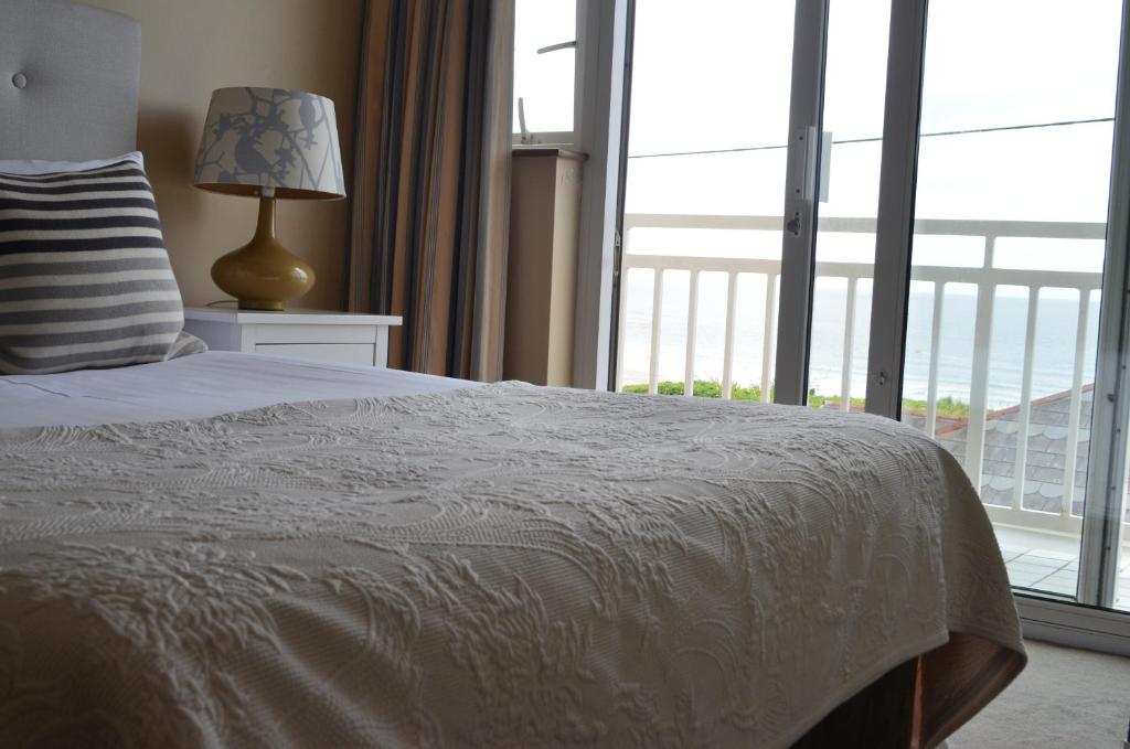 Voodi või voodid majutusasutuse The Cliff House Hotel toas