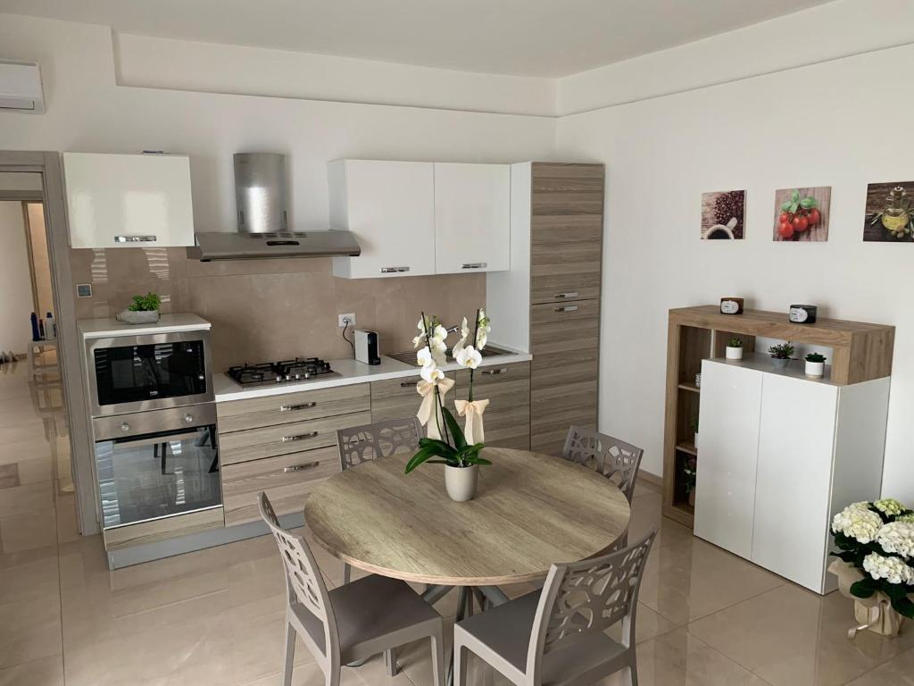 A kitchen or kitchenette at "WOW TOTAL GREEN AD IMPATTO ZERO Villetta Occasione a Giugno 3 CAMERE DA LETTO, 3 BAGNI a 50 mt dalla spiaggia e dai lidi