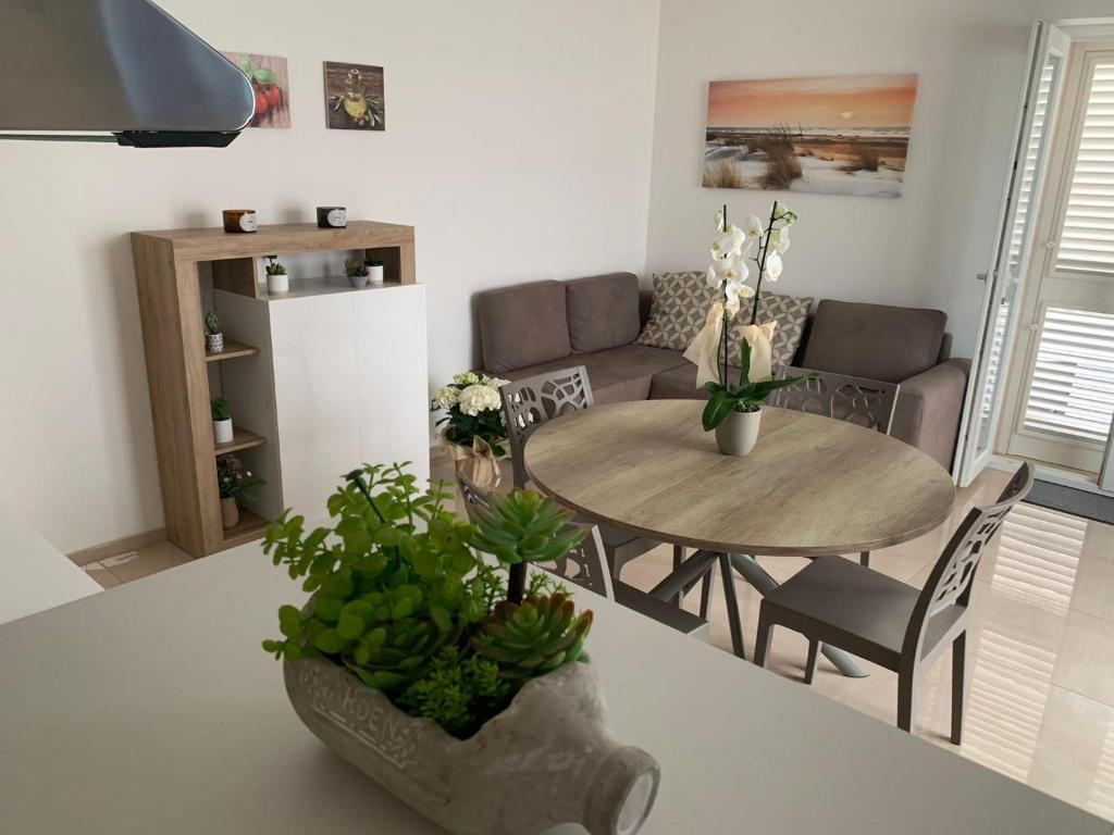 Część wypoczynkowa w obiekcie "WOW TOTAL GREEN AD IMPATTO ZERO Villetta Occasione a Giugno 3 CAMERE DA LETTO, 3 BAGNI a 50 mt dalla spiaggia e dai lidi