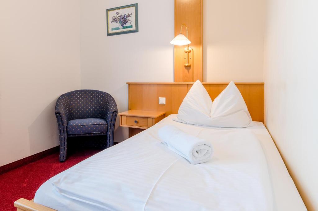 Postel nebo postele na pokoji v ubytování Hotel & Appartements Erlenheim
