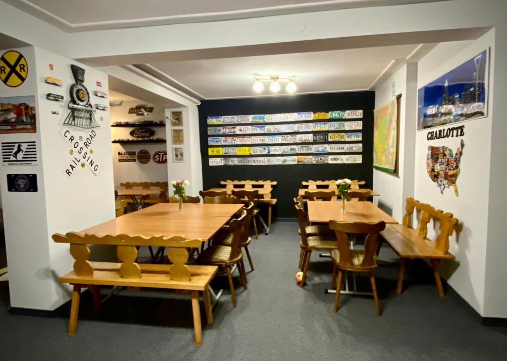 una sala da pranzo con tavoli e sedie in legno di Willa Ametyst a Szklarska Poręba