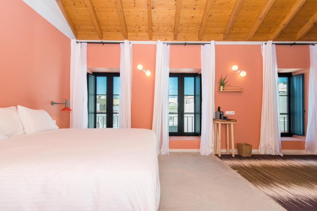 Postel nebo postele na pokoji v ubytování Casa Rosa Villa with Pool in Olhao Centre