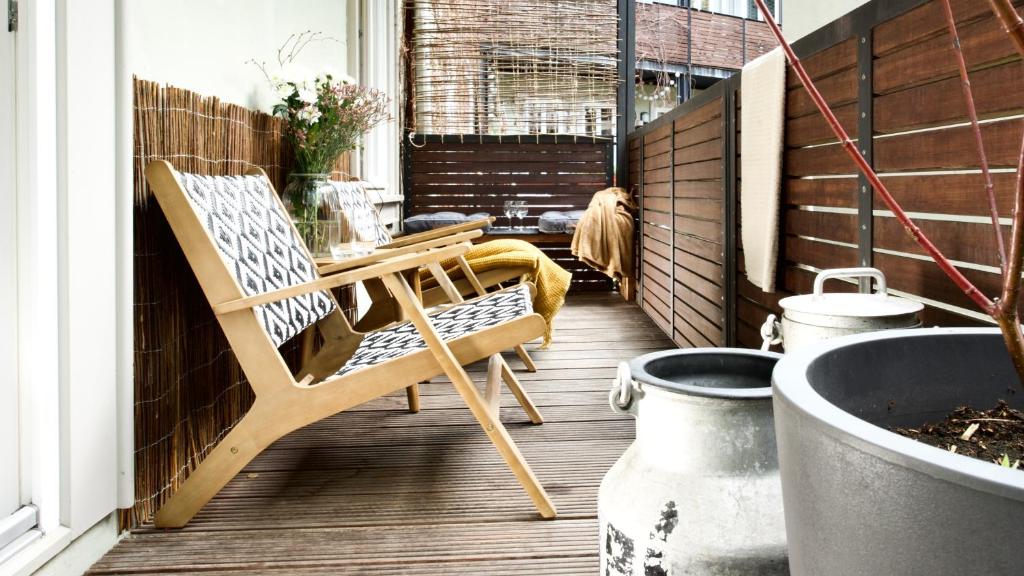 un patio con una silla y una mesa en el balcón en Gelber Löwe - Ferienwohnung in der Erfurter Altstadt en Erfurt