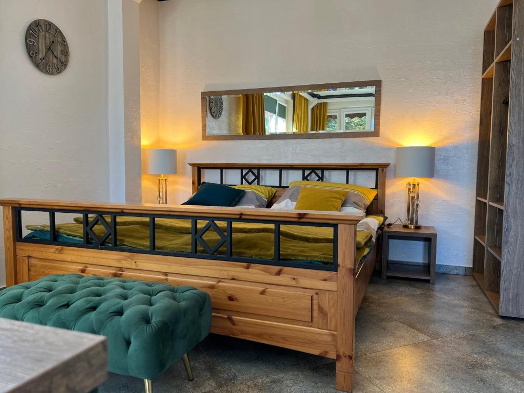 sypialnia z dużym drewnianym łóżkiem z lustrem w obiekcie Villa Slavia w Chmielnie