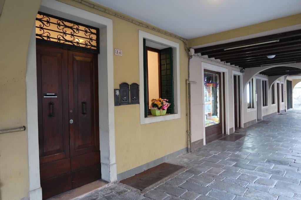 un corridoio di un edificio con porta e finestra di NIDO TRA LE MURA a Montagnana