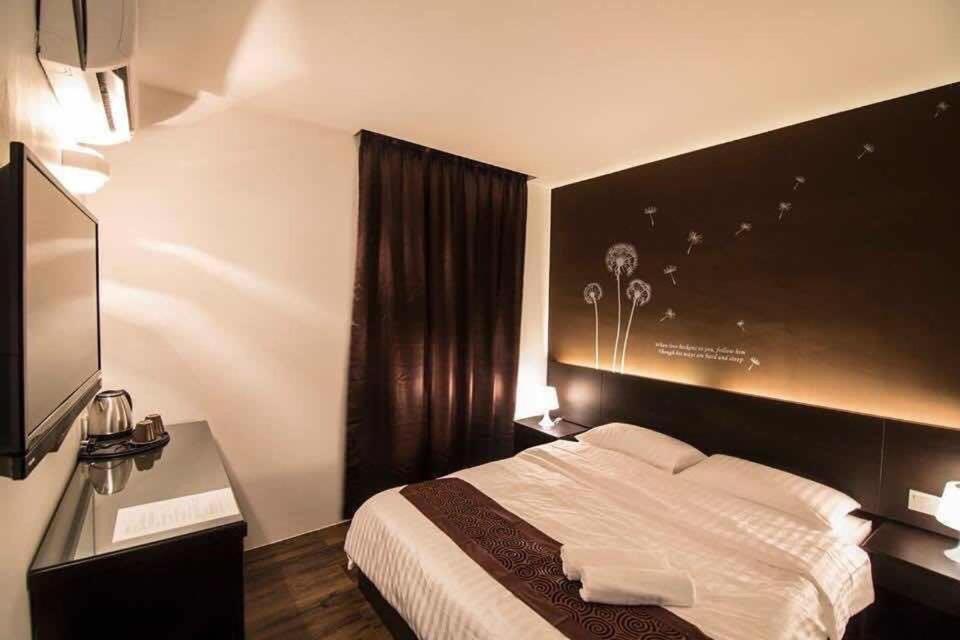 Postel nebo postele na pokoji v ubytování The Grace Hotel