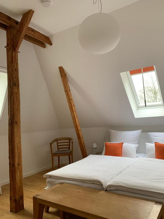a bedroom with a white bed and a window at Ferienhaus Peerhus in Katingsiel zwischen Tönning und St Peter Ording in Katingsiel