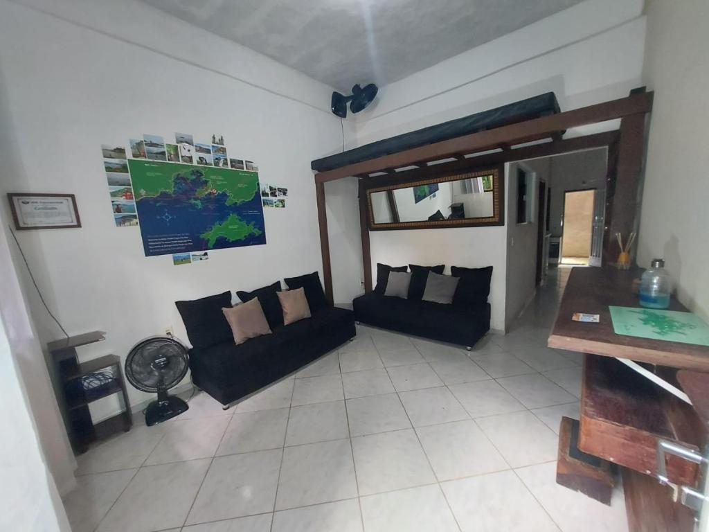 ein Wohnzimmer mit 2 Sofas und einem Ventilator in der Unterkunft Aloha Casa por Temporada Angra dos Reis in Angra dos Reis