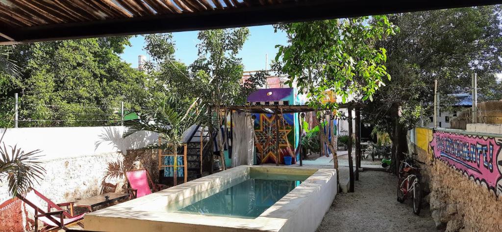 basen na środku podwórza w obiekcie Guaya Hostel w mieście Mérida