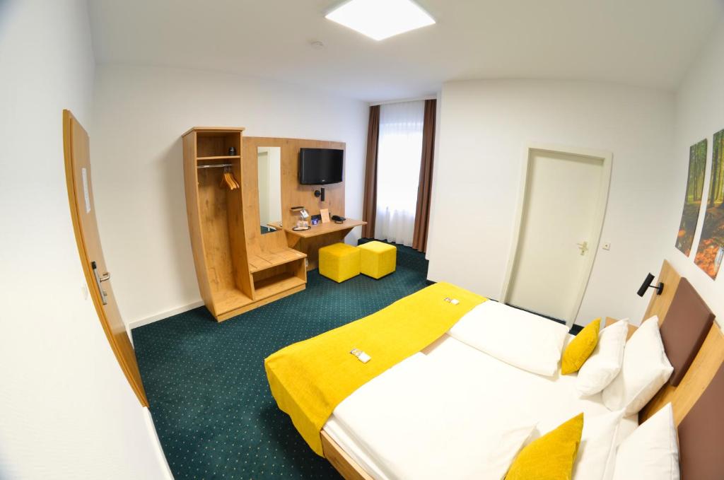 Postel nebo postele na pokoji v ubytování Hotel Am Markt
