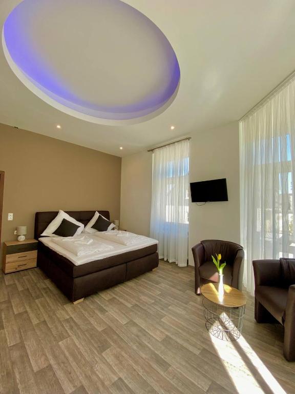 Postel nebo postele na pokoji v ubytování Hotel Krone Riesling