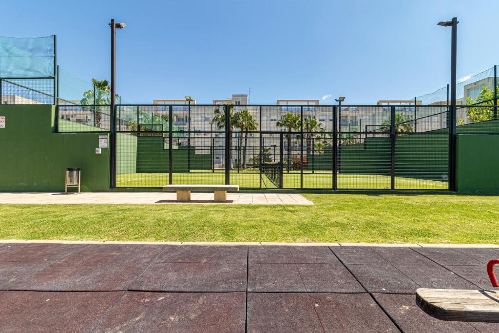 Tenis a/nebo squash v ubytování Allo Apartments Europa I Parking Piscina Padel 3 Habitaciones nebo okolí