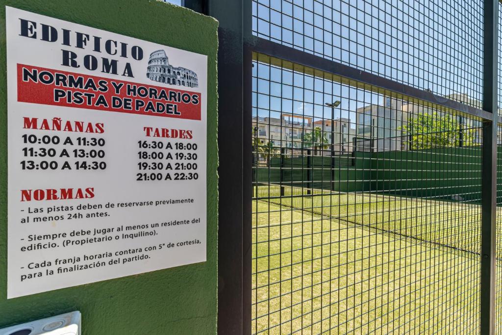 Tenis a/nebo squash v ubytování Allo Apartments Europa I Parking Piscina Padel 3 Habitaciones nebo okolí