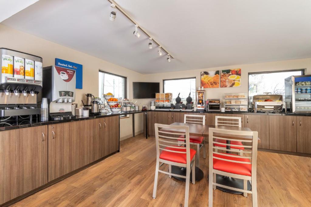 a kitchen with a table and chairs in a restaurant at Comfort Inn in Ottawa