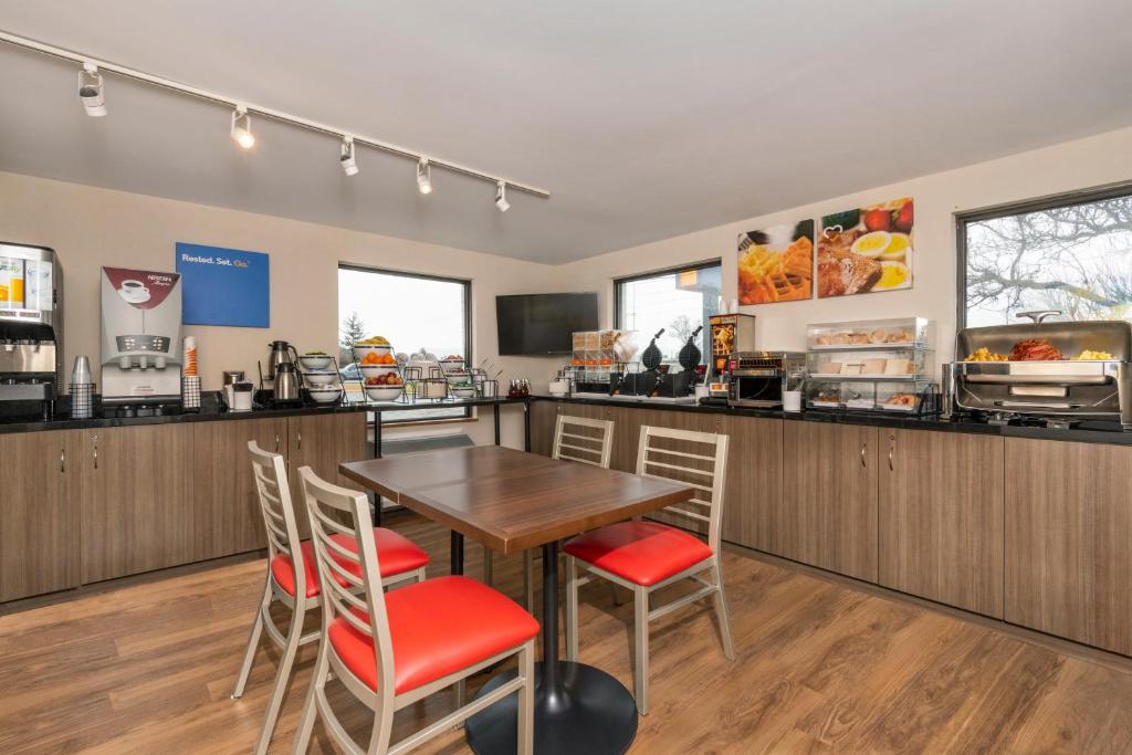 a kitchen with a table and chairs in a restaurant at Comfort Inn in Ottawa