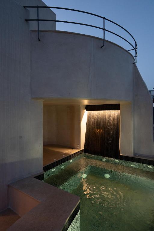 Bazén v ubytování Areos Luxury Suites nebo v jeho okolí