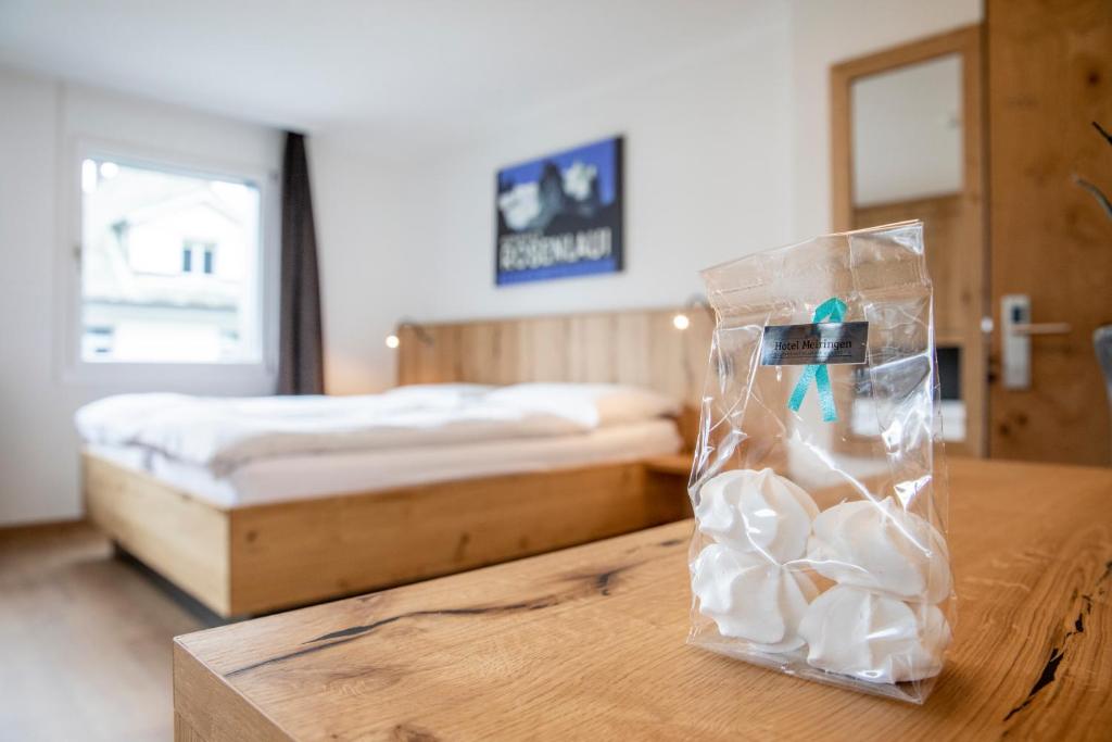 Postel nebo postele na pokoji v ubytování Hotel Meiringen