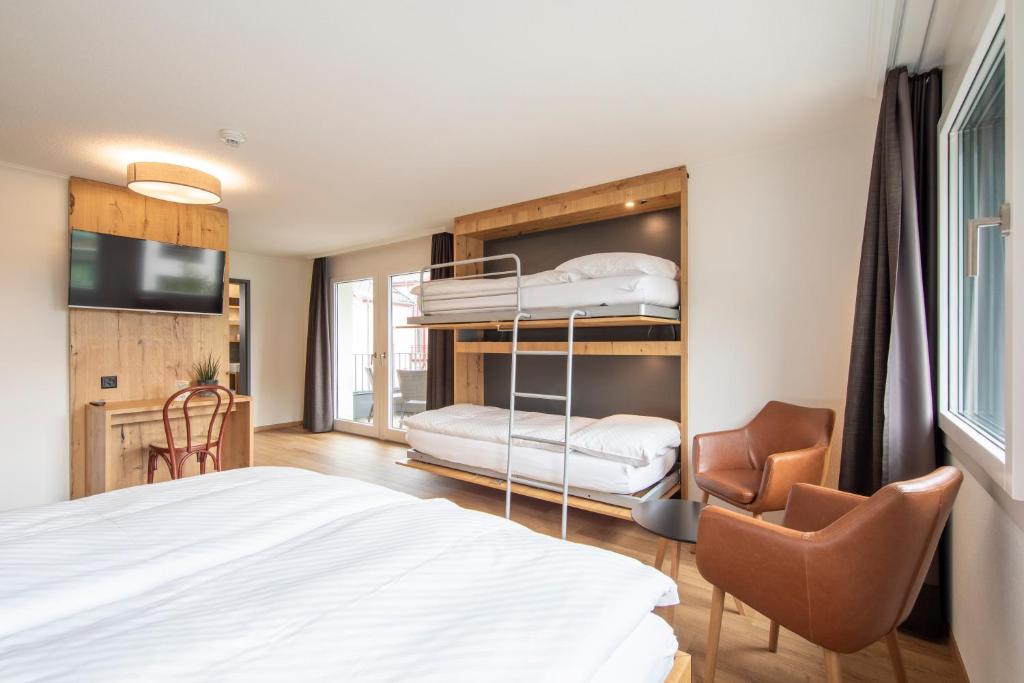 Postel nebo postele na pokoji v ubytování Hotel Meiringen