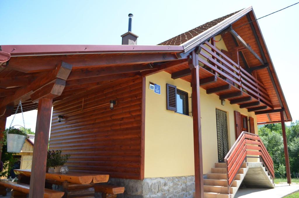 une petite maison avec un escalier en face de celle-ci dans l'établissement Kuća za odmor Paćan, à Klanac