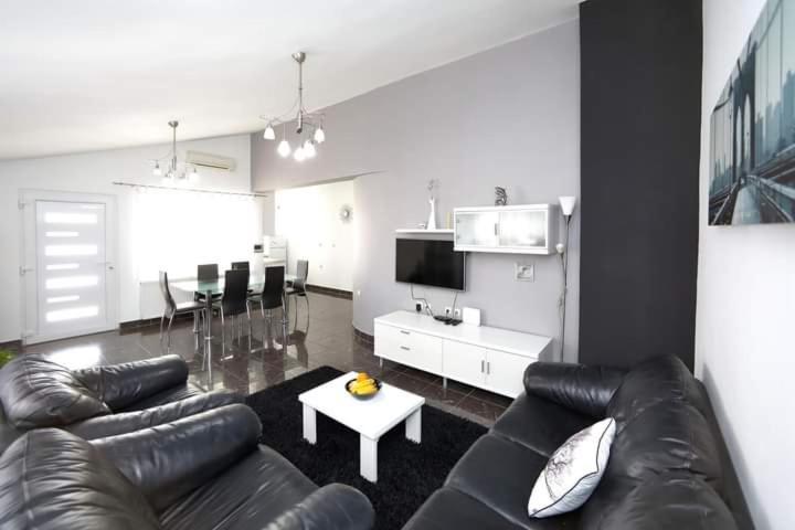 TV a/nebo společenská místnost v ubytování Apartman Šime