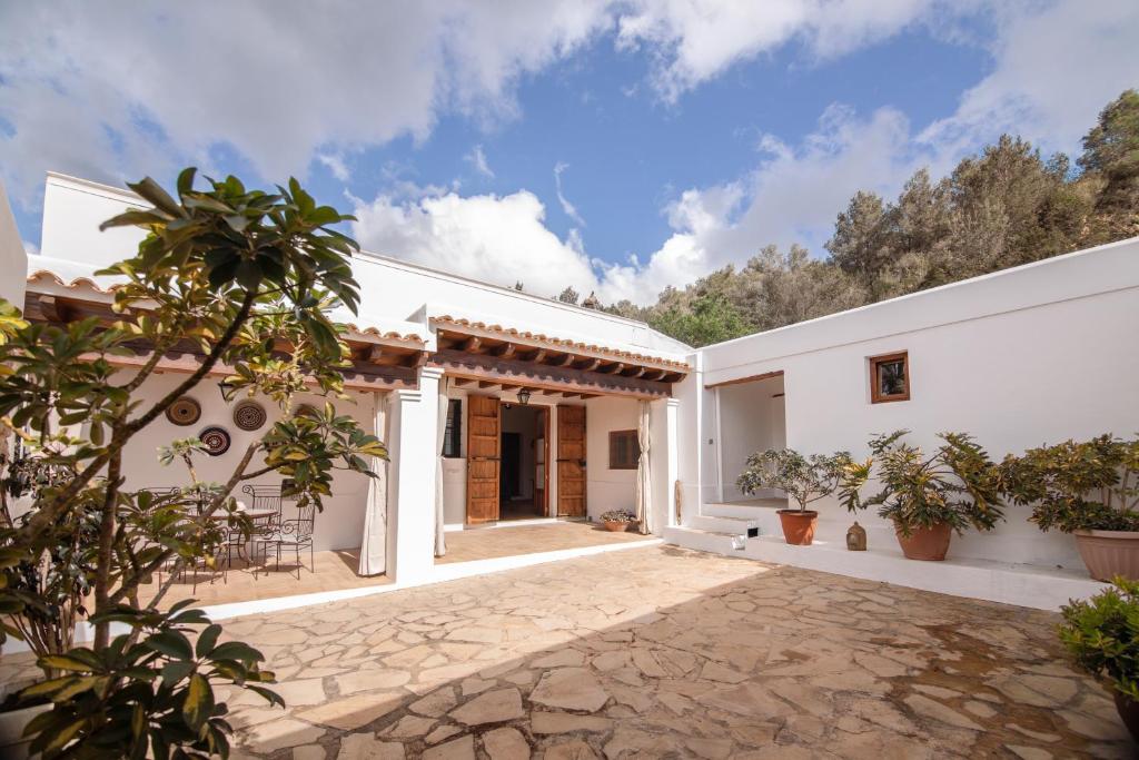 an external view of a house with a courtyard at Casa rural Can Rotes con jardin y barbacoa in Sant Joan de Labritja